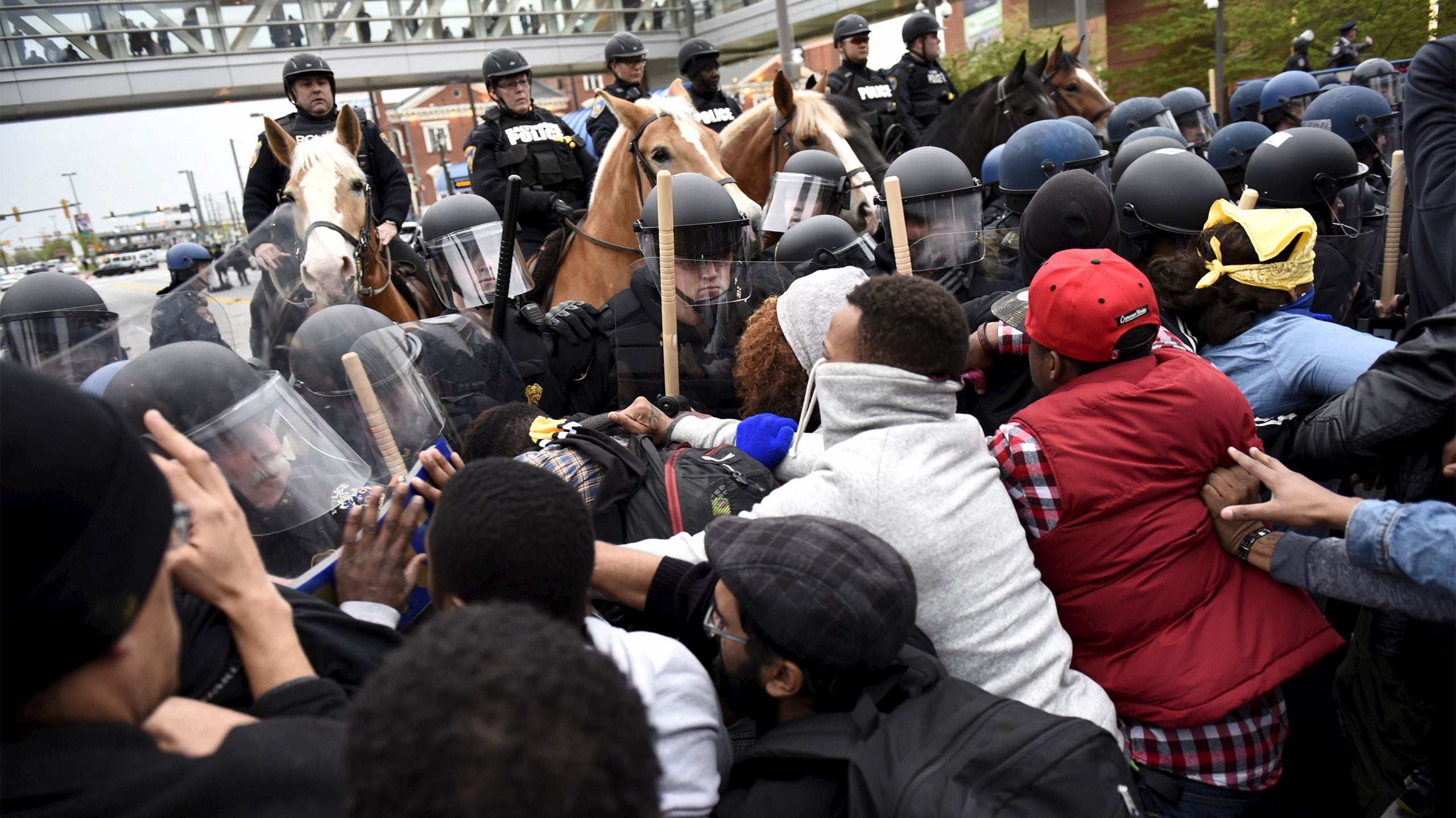 Bloods and Crips Team Up to Protest Baltimore's Cops, image size:2560x1439