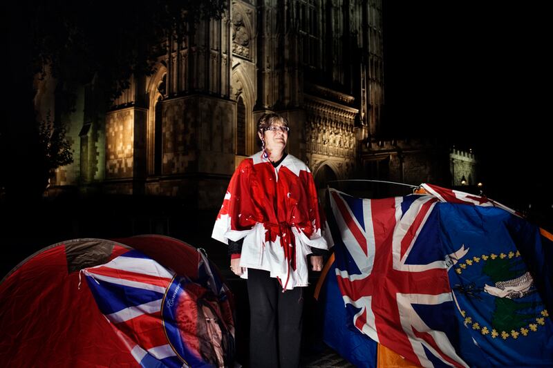 galleries/2011/04/28/royal-wedding-fans-camping-at-westminster-abbey/verzone-wedding---2_llxack