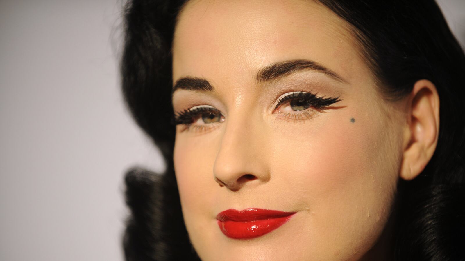 articles/2011/09/24/horoscopes-september-25-to-october-1-2011/horocopes-dita-von-teese-starsky-cox_ul3aoa