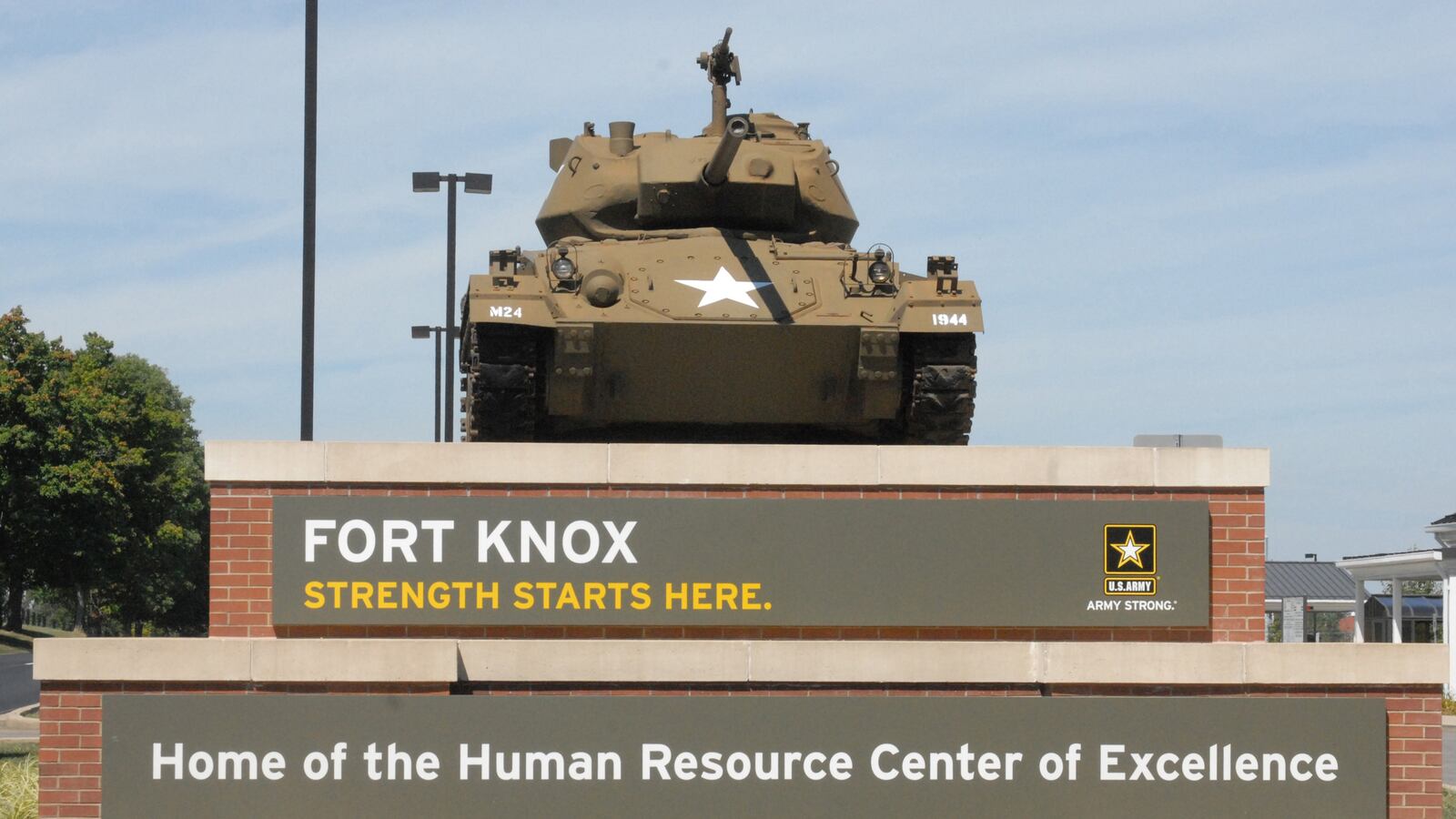 cheats/2013/04/04/civilian-shot-dead-at-fort-knox/130404-fort-knox-shooting-cheat_qywh5b