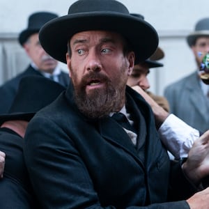 Mathew Macfadyen as Charles Guiteau.