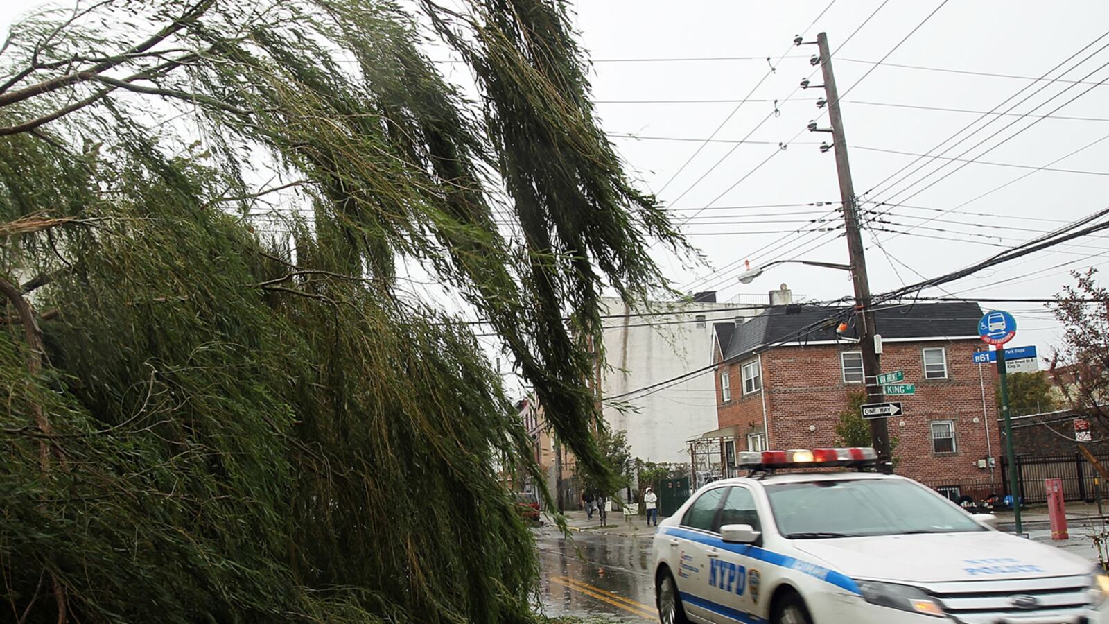 articles/2012/10/30/residents-in-red-hook-brooklyn-assess-the-damage-after-sandy/red-hook-damage-shapiro_srxmqx