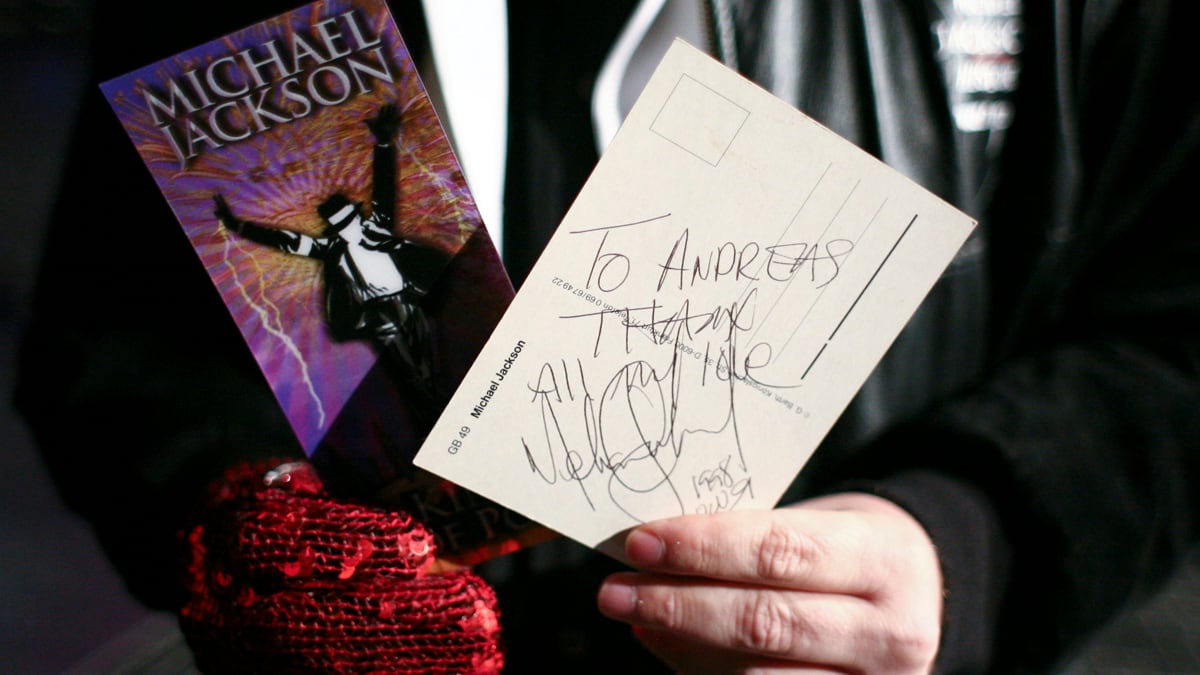 cheats/2012/12/29/most-forged-autographs-elvis-beatles/most-forged-signature-cheat_gmvguu