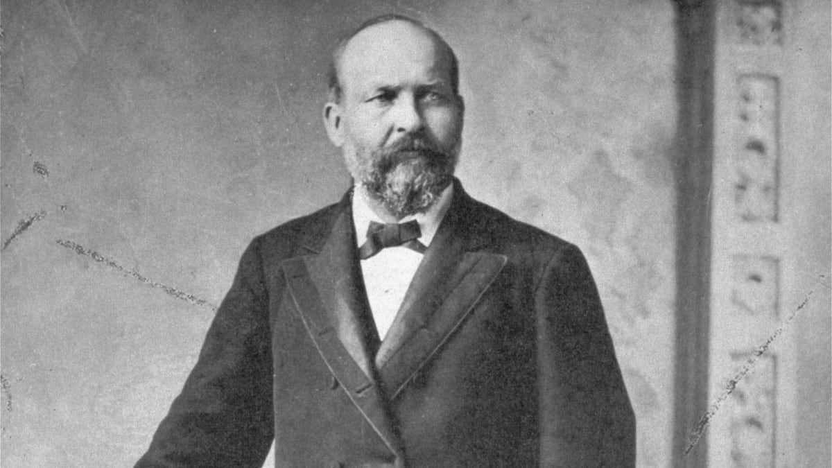 articles/2011/10/19/destiny-of-the-republic-by-candice-millard-review/swinehart-garfield-teaser_rlkhhx