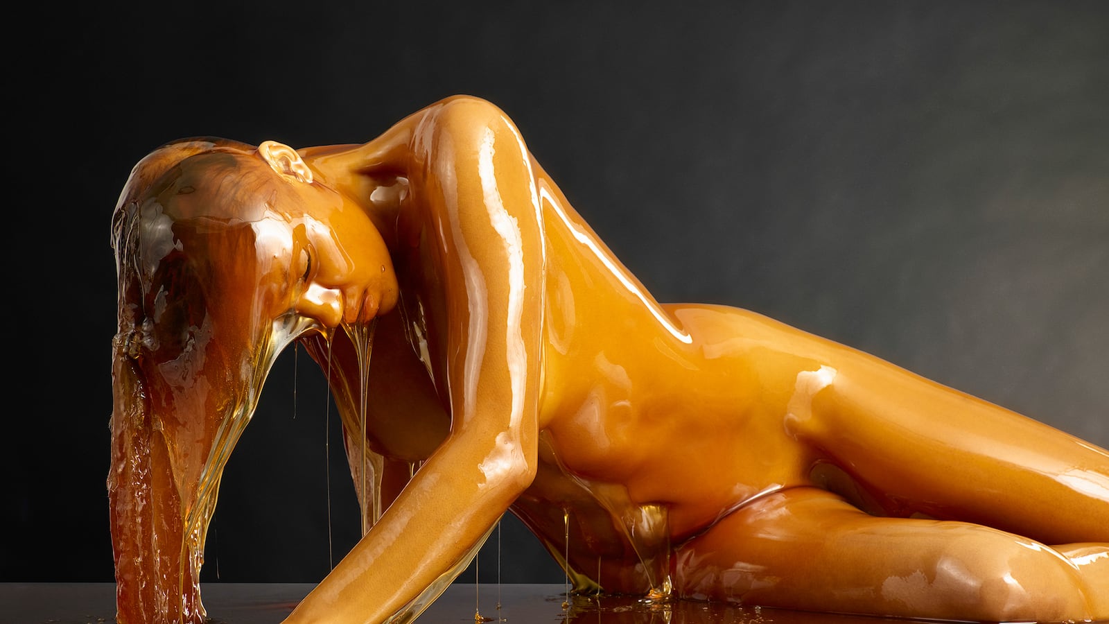 articles/2015/04/29/the-artist-who-ditched-tom-cruise-for-honey-covered-nudes/150427-blake-little2_pubzhj