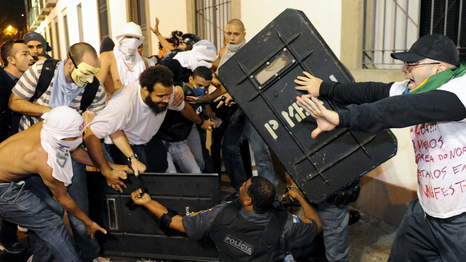 cheats/2013/06/18/protests-in-brazil-turn-violent/130618-brazil-cheat_thgpez