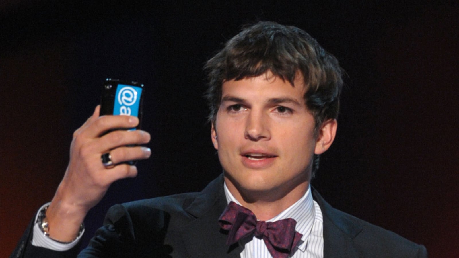 cheats/2011/11/10/ashton-kutcher-gives-up-twitter/kutcher-quits-twitter-cs_eeef2o