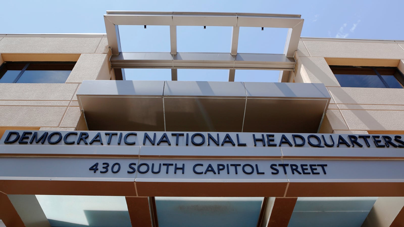 cheats/2017/01/04/report-fbi-didn-t-review-hacked-servers/161222-dnc-headquarters-hacking-cheat_vgqc5l