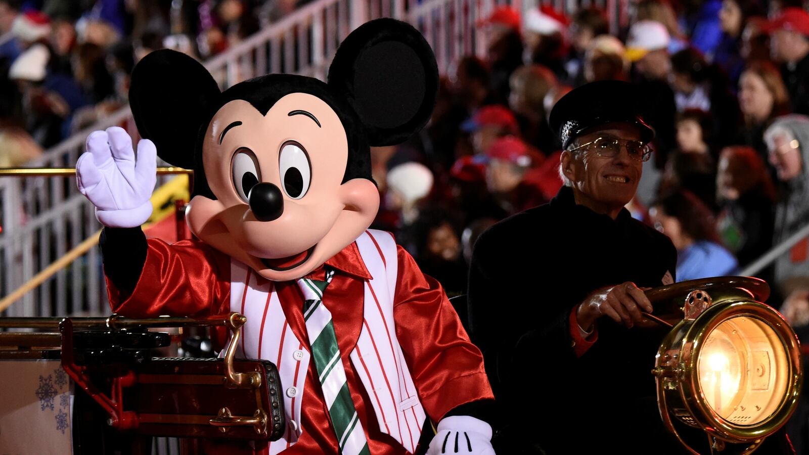 articles/2016/12/16/watch-the-2016-85th-anniversary-hollywood-christmas-parade-live-stream-with-olivia-newton-john/161209-seo-hollywood-xmas-parade-tease_iobr0h