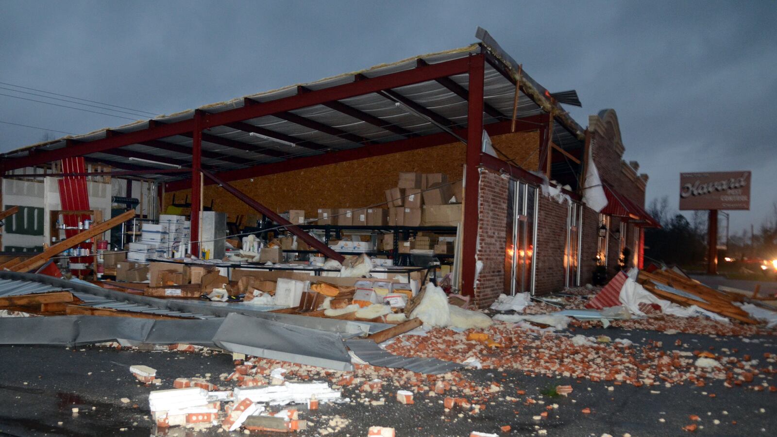 cheats/2013/02/11/ten-injured-in-southeast-tornadoes/130211-tornado-cheat_wbvzdr