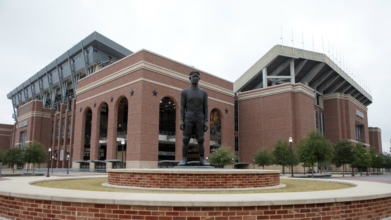 cheats/2016/12/06/white-supremacist-event-turns-violent/161206-spencer-texas-protest-cheat_ipsuxi