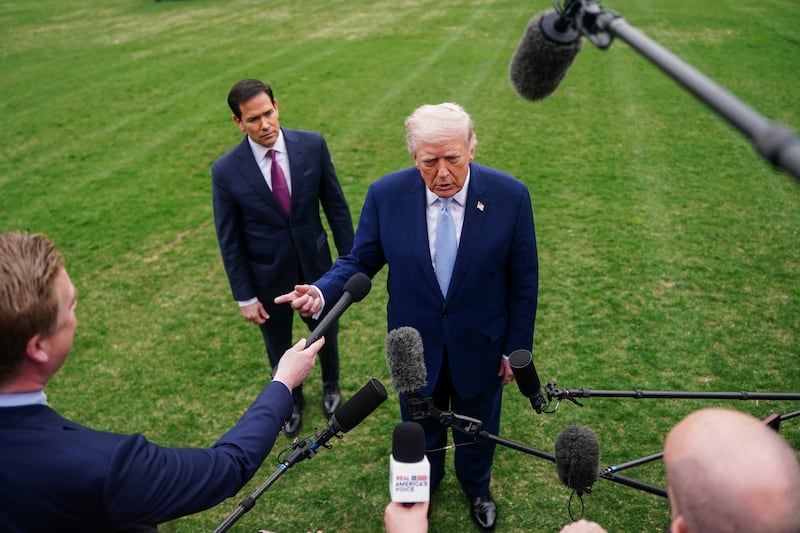 U.S. President Donald Trump speaks to the media, flanked by U.S. Secretary of State Marco Rubio, as he departs the White House for Florida, in Washington, D.C., U.S., March 20, 2026. REUTERS/Nathan Howard