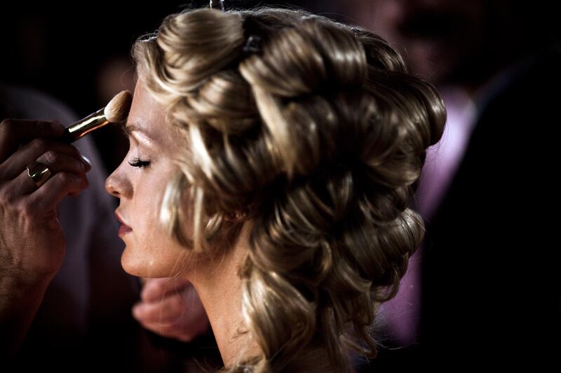 galleries/2010/11/10/victoria-s-secret-angels-photos-on-and-off-the-runway/victoria-secret-backstage---24_da1plp