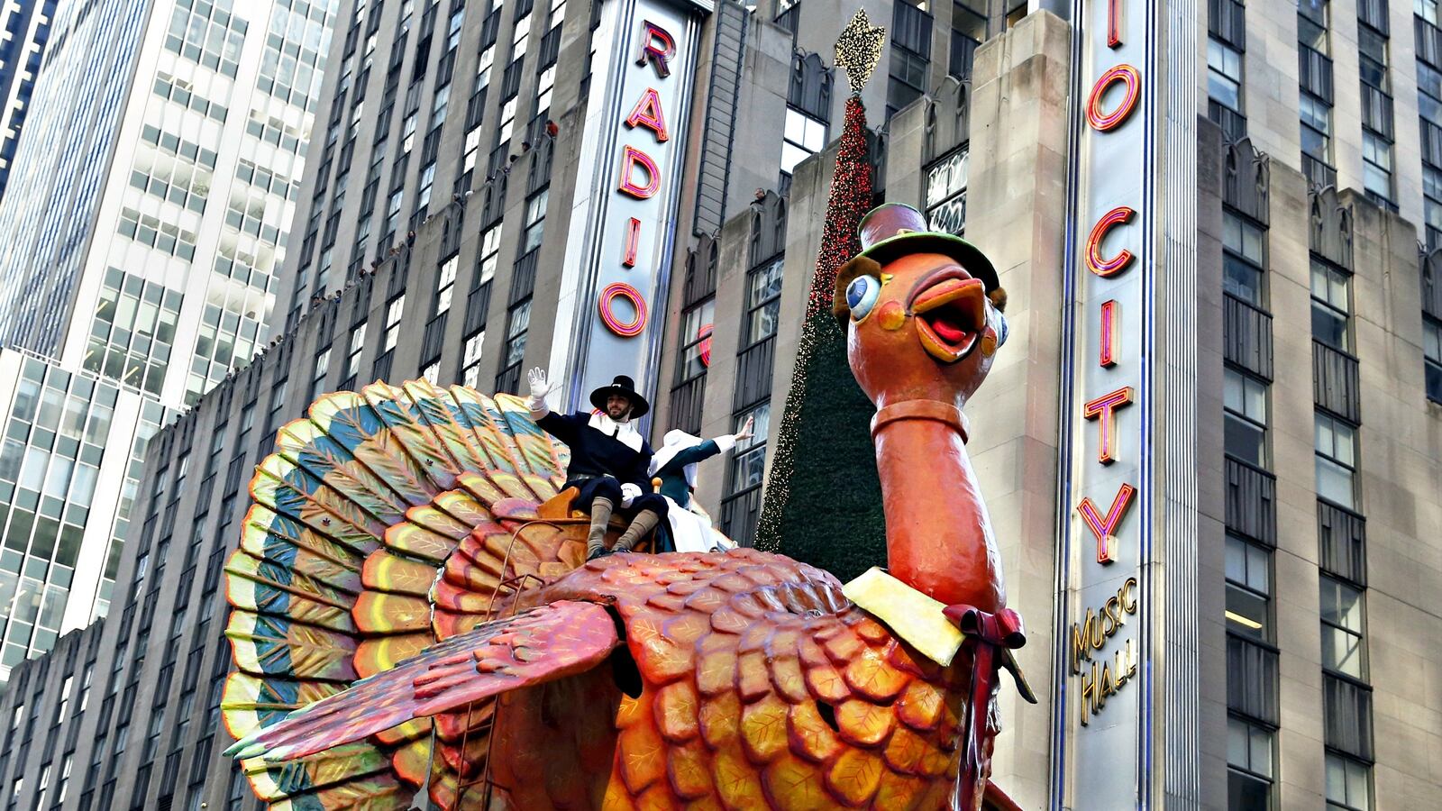 articles/2016/11/23/90th-annual-macy-s-thanksgiving-day-parade/161116-warshaw-seo-Thanksgiving-parade-tease_sgpssv