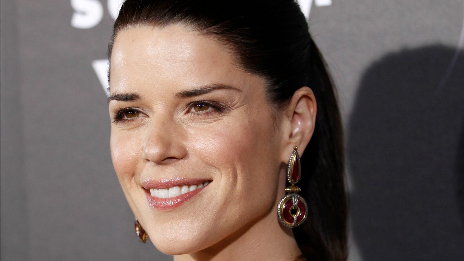 cheats/2016/02/23/house-of-cards-star-endorses-bernie-sanders/160223-neve-campbell-cheat_y6dek6