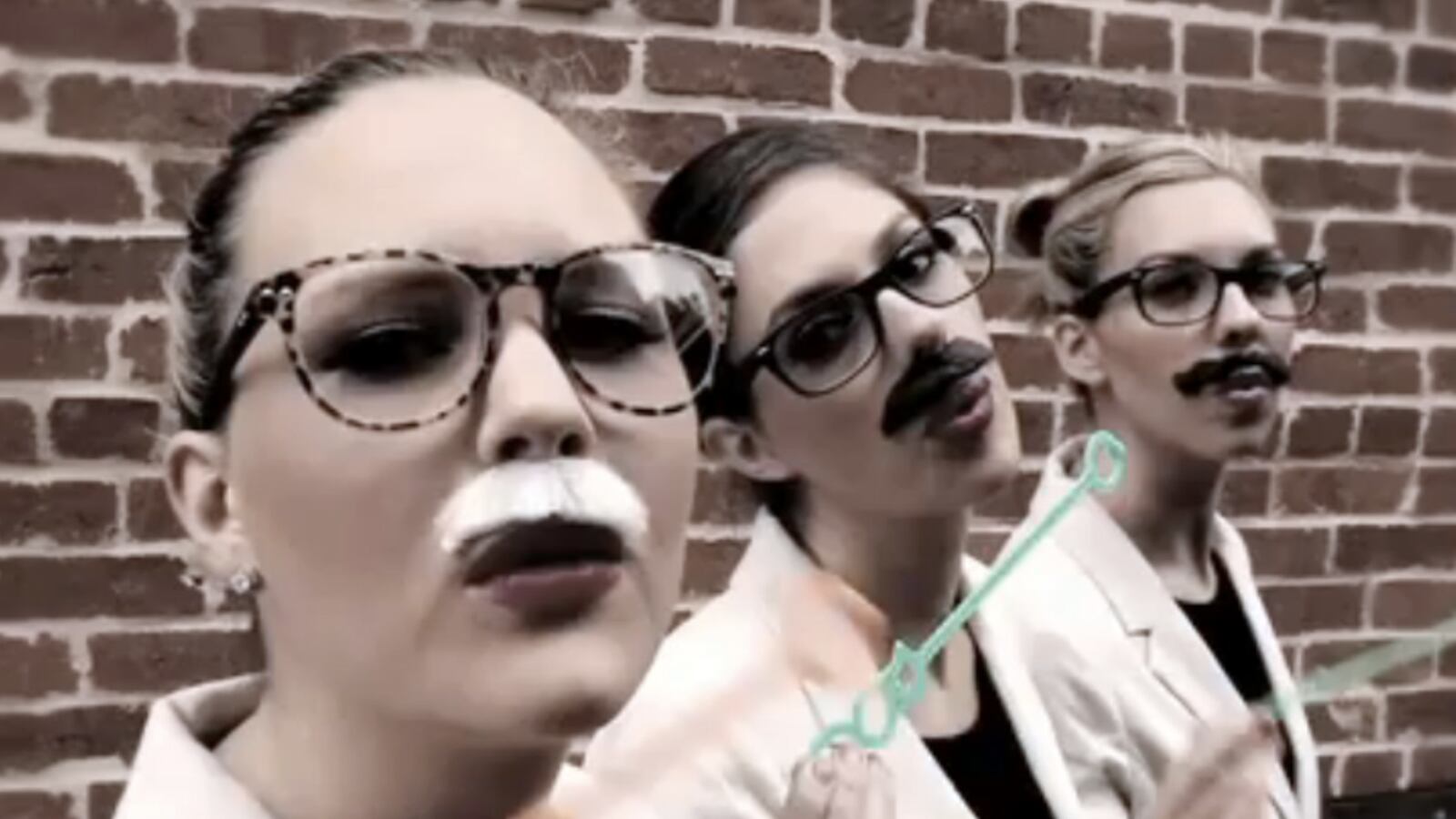 articles/2011/10/28/jon-huntsman-s-daughters-their-own-viral-campaign-video/huntsman-girls-ad-coppins_eurayb