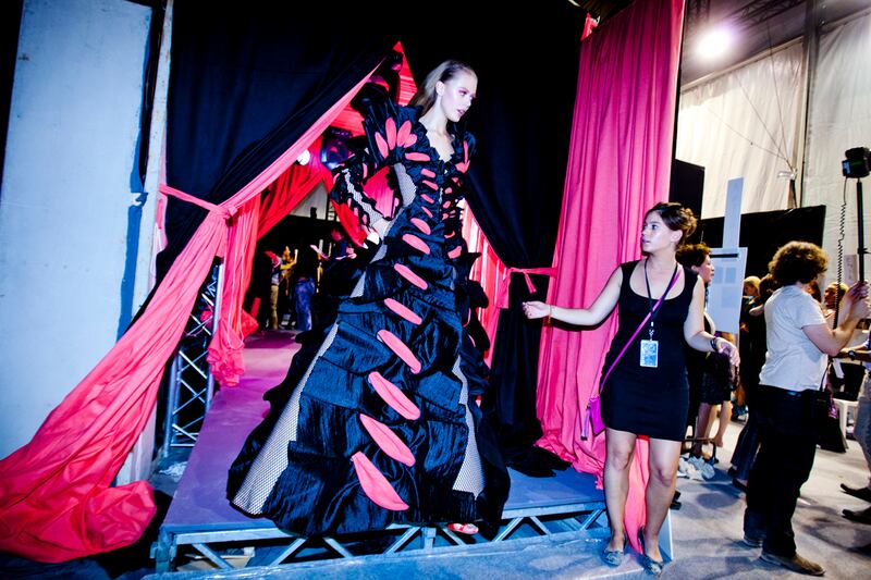 galleries/2011/10/03/viktor-rolf-backstage-photos/viktor-rolf-fashion-7_dp2jv0