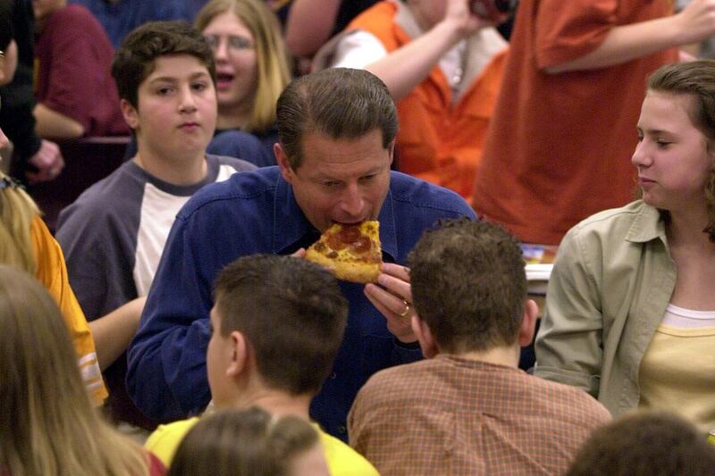 galleries/2011/09/20/herman-cain-sarah-palin-and-more-politicians-eating-pizza-photos/pols-pizza-gore_ofer55