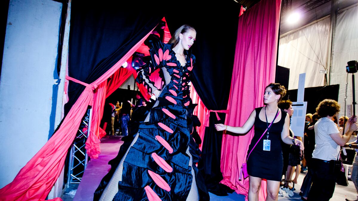 galleries/2011/10/03/viktor-rolf-backstage-photos/viktor-rolf-fashion-tease_zwqxik