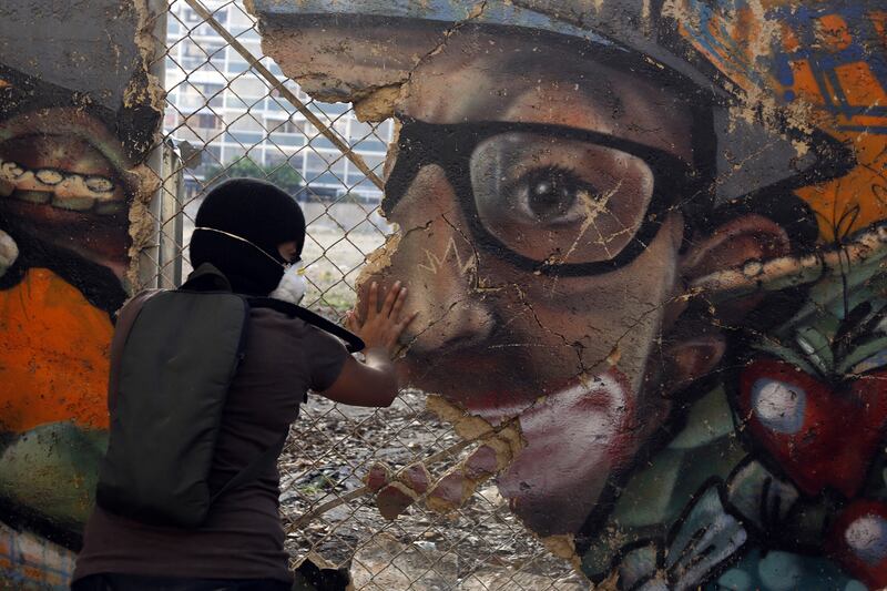 galleries/2014/02/14/venezuela-erupts-in-violence-photos/140310-venezuela9_xsss7b