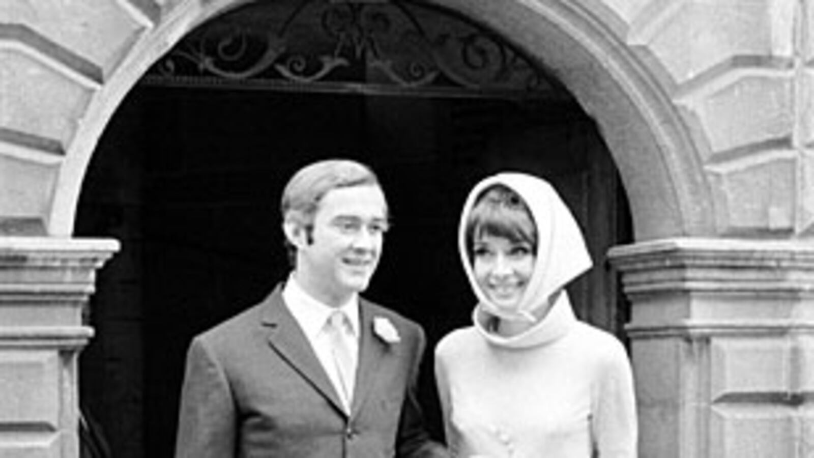 galleries/2009/04/07/brides-revisited/brides---audrey-hepburn_fpxjdy