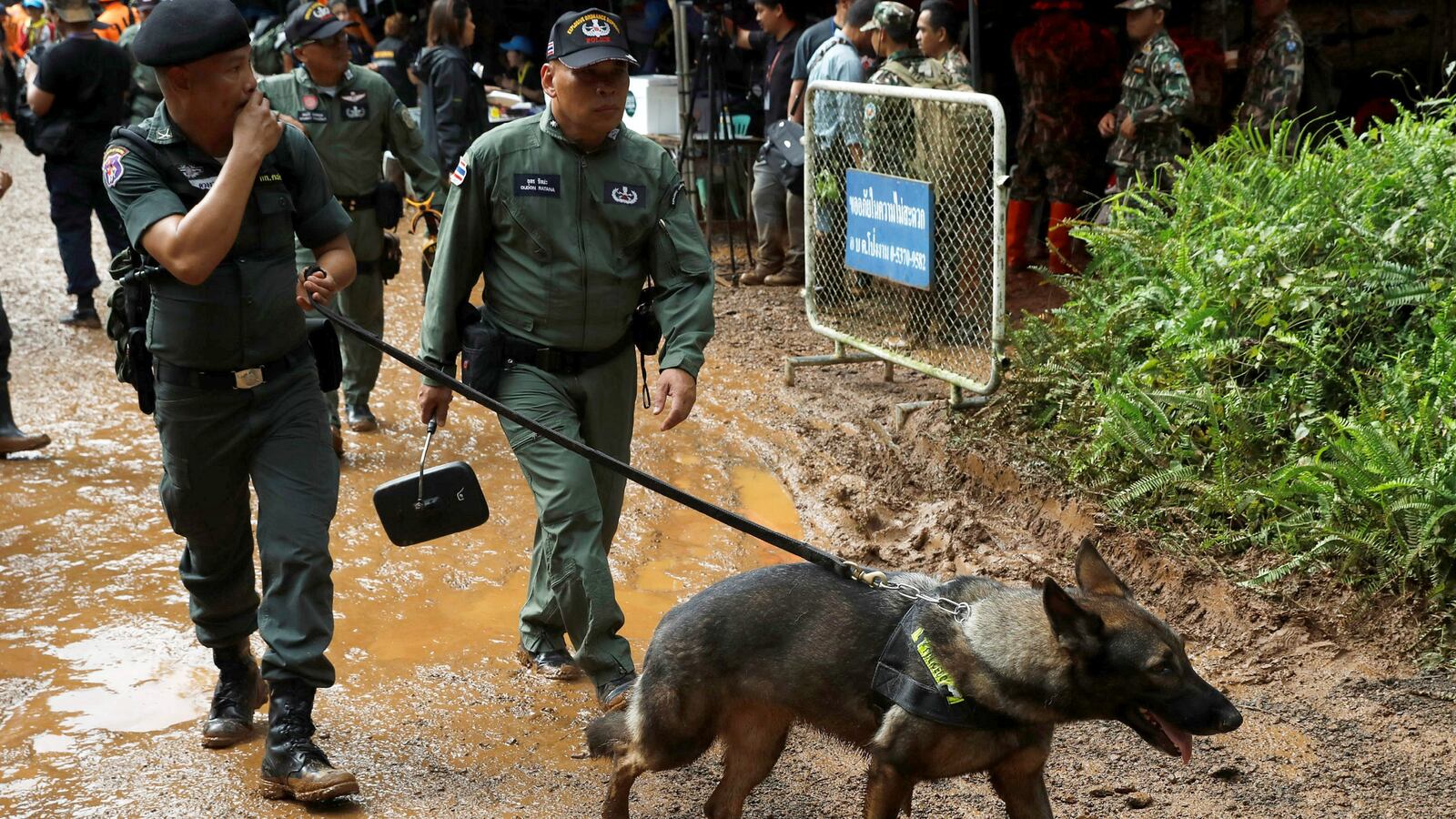 180630-thai-cave-rescue-intensifies-cheat_somui7