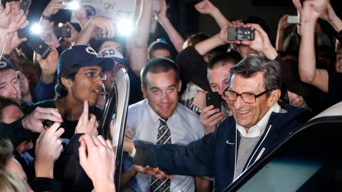 galleries/2011/11/17/ashton-kutcher-franco-harris-and-others-support-joe-paterno-after-his-firing/joe-paterno-supporters-tease_iicnfc