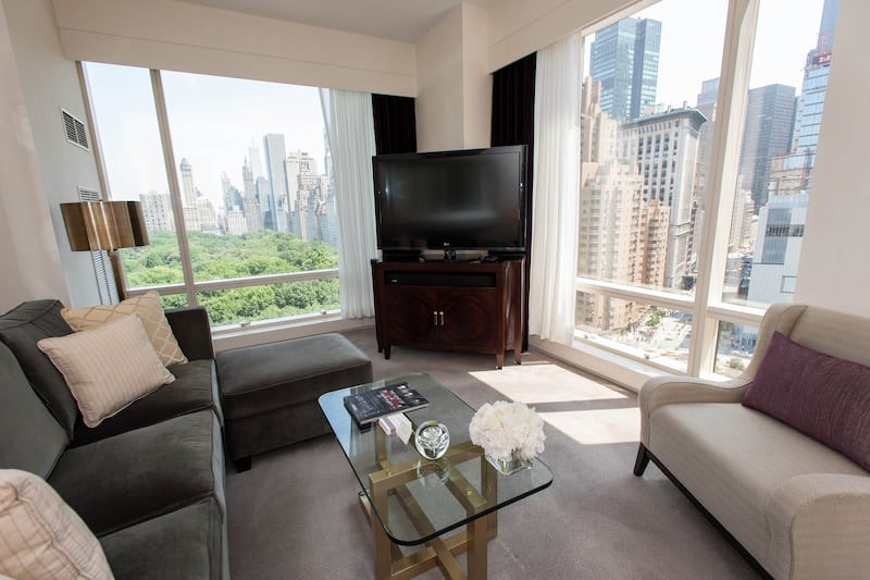 galleries/2013/10/13/nine-jaw-dropping-hotel-room-views-around-the-world-photos/131011-trump-hotel_qzgdgy