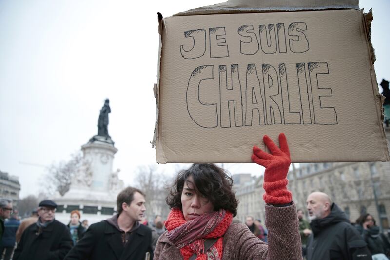 galleries/2015/01/07/i-am-charlie-thousands-show-solidarity-with-charlie-hebdo-victims/150107-france-shooting-10_nl3ej8