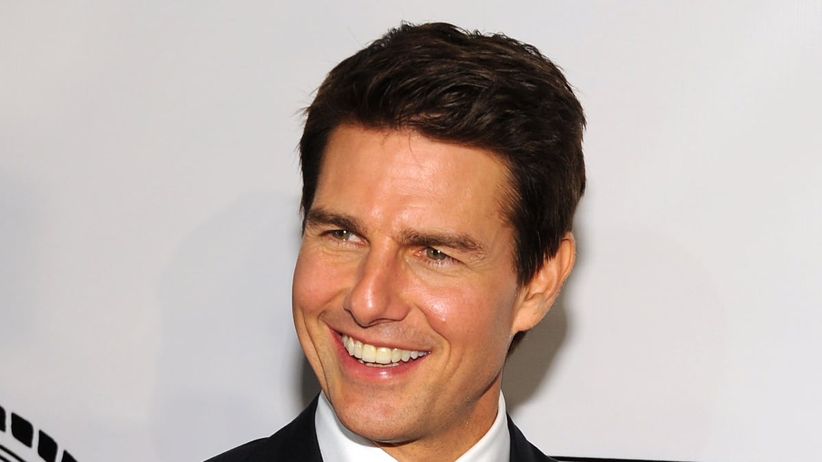 cheats/2012/10/29/man-tasered-at-tom-cruise-s-home/man-tasered-tom-cruise-home-cheat_hg90jg