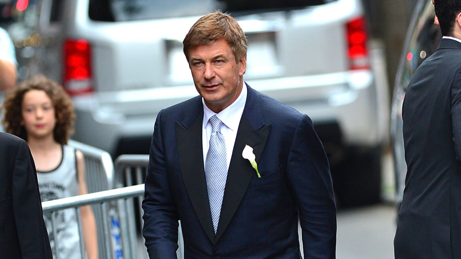 cheats/2012/07/01/baldwin-thomas-get-hitched/alec-baldwin-arrives-wedding-hilaria-cheat_yraviw