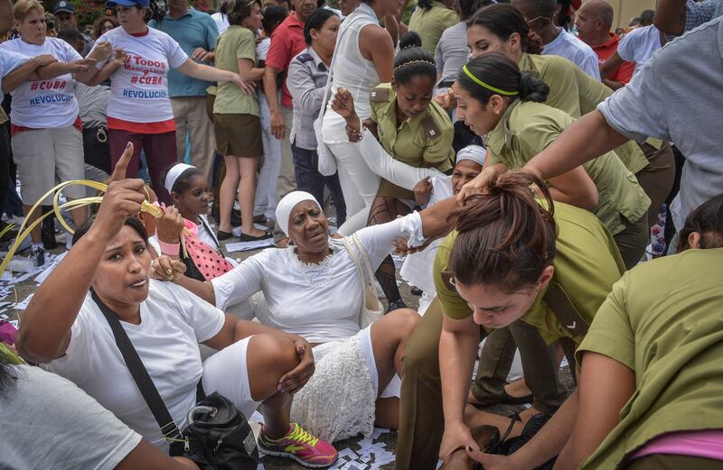 galleries/2016/03/20/obama-lands-in-cuba-to-dissident-protest/160320-cuba-dissidents-protest-13_ofxspl