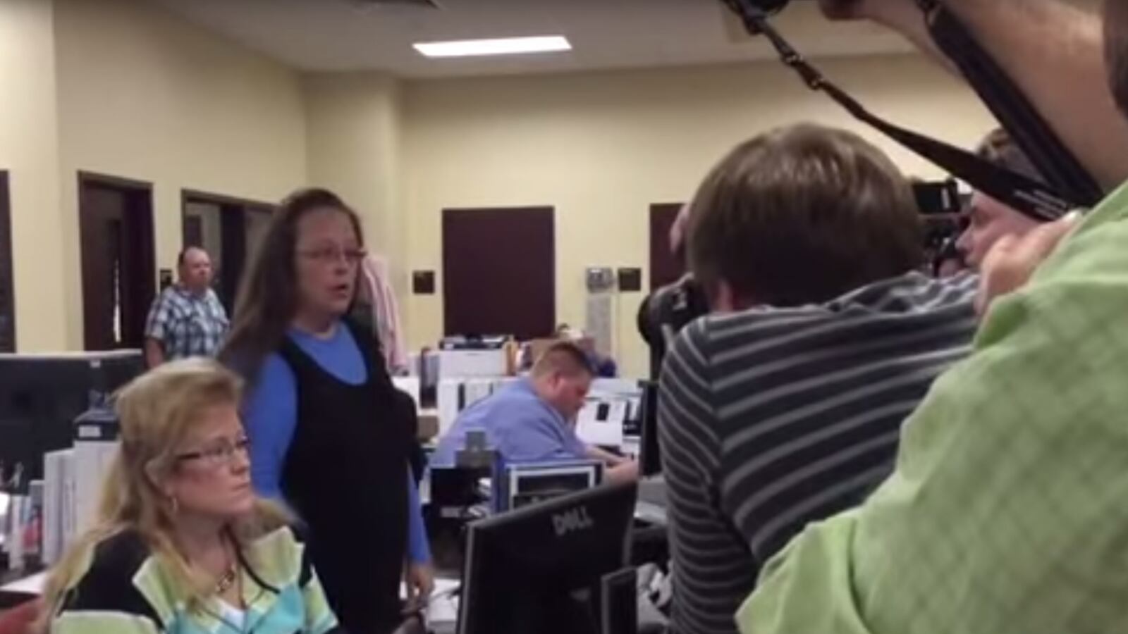 cheats/2015/08/31/clerk-must-issue-gay-marriage-licenses/150901-kentucky-clerk-video-cheat_hhxive