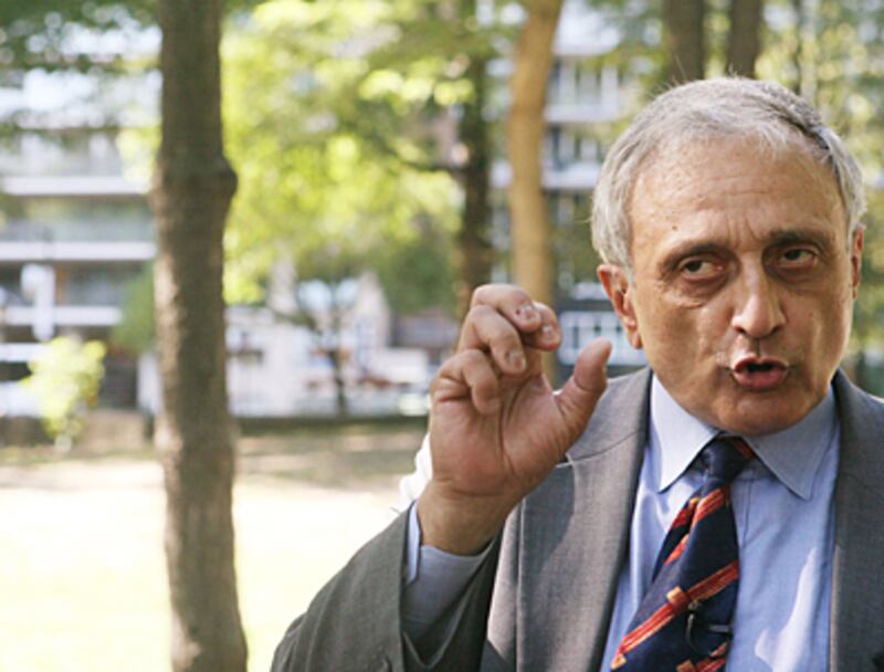 articles/2010/10/01/carl-paladino-why-republicans-are-stuck-with-a-candidate-who-sends-racist-sexist-emails/avlon-carl-paladino_129919_fwmwdg