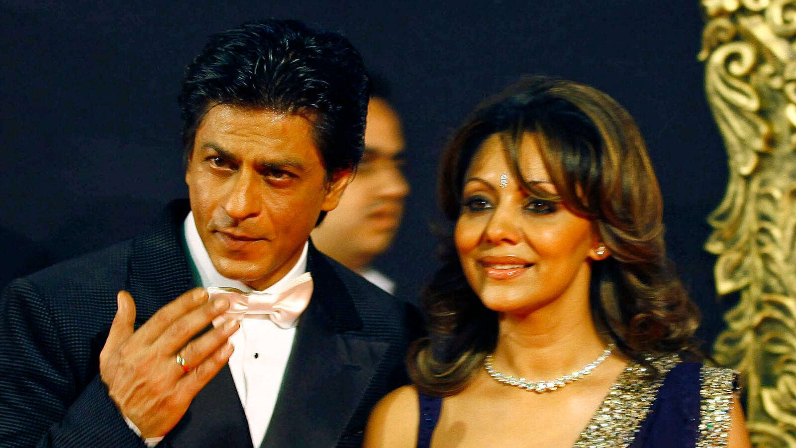 cheats/2013/06/18/did-a-bollywood-star-find-out-his-baby-s-sex/130618-shah-rukh-khan-cheat_ejtyud