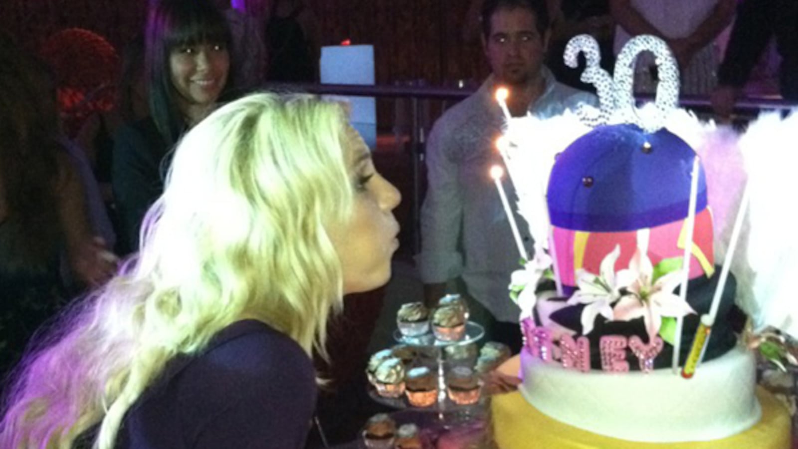 galleries/2011/12/18/jason-segal-britney-spears-chelsea-handler-and-more-celebrity-twitter-pictures/celebrity-twitter-pictures-111218-tease_oqkw8i