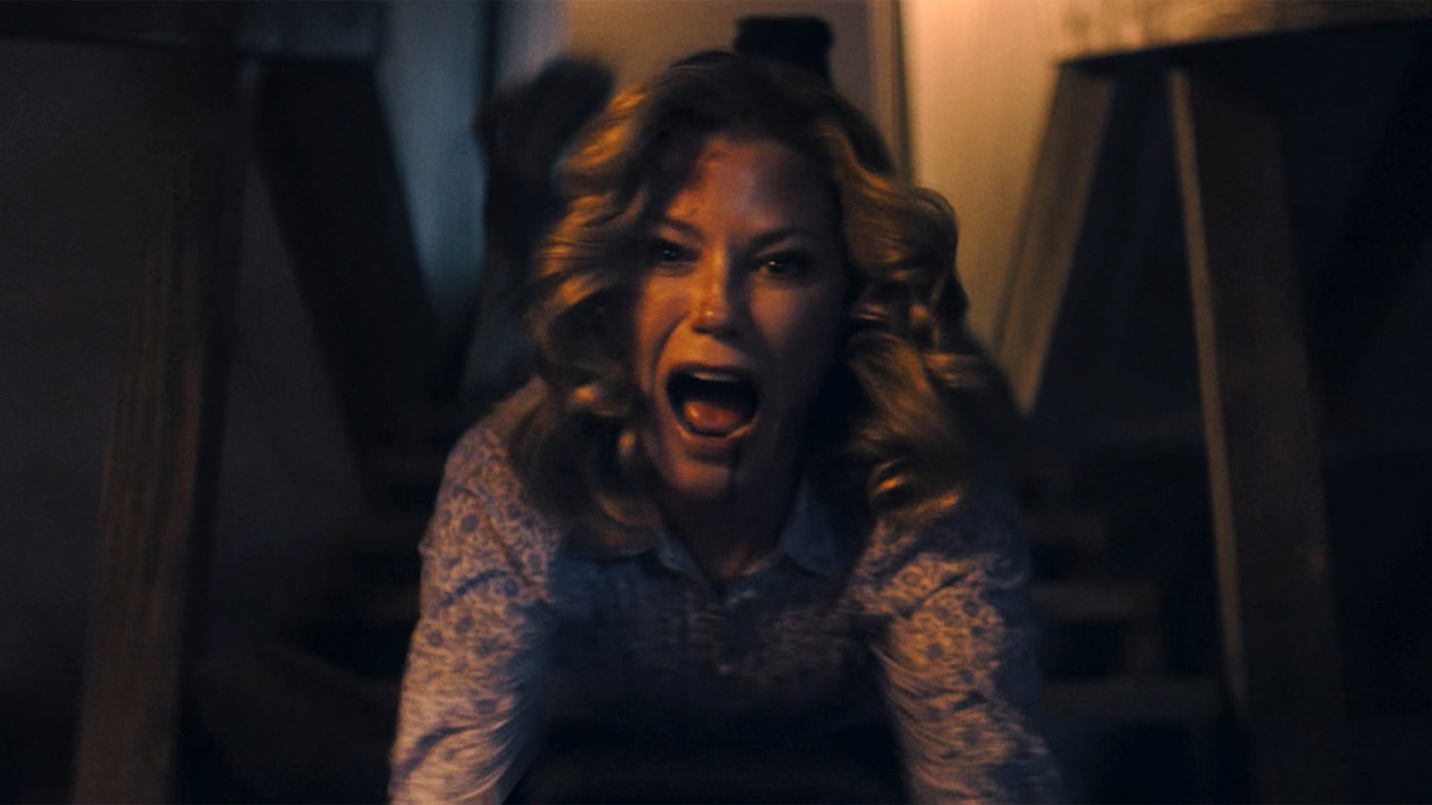 Julie Bowen as Linda Campbell.