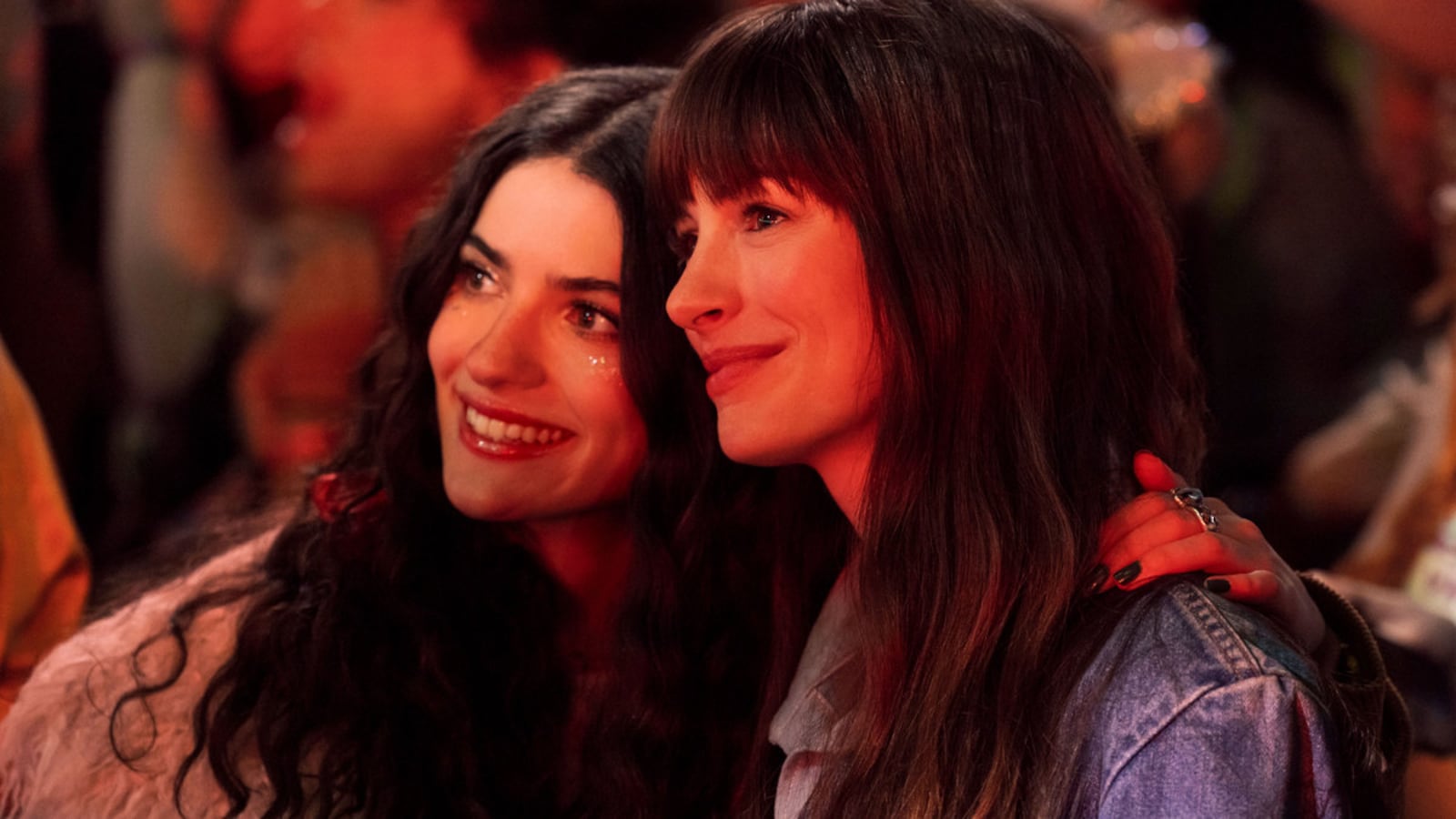 Anne Hathaway and Ella Rubin in The Idea of You