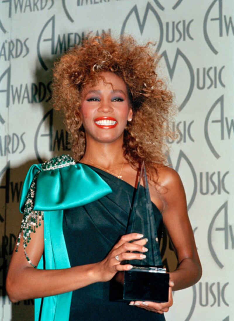 galleries/2012/02/11/whitney-houston-dies-at-48-photos/whitney-houston-american-music-awards-1986_kk07rl