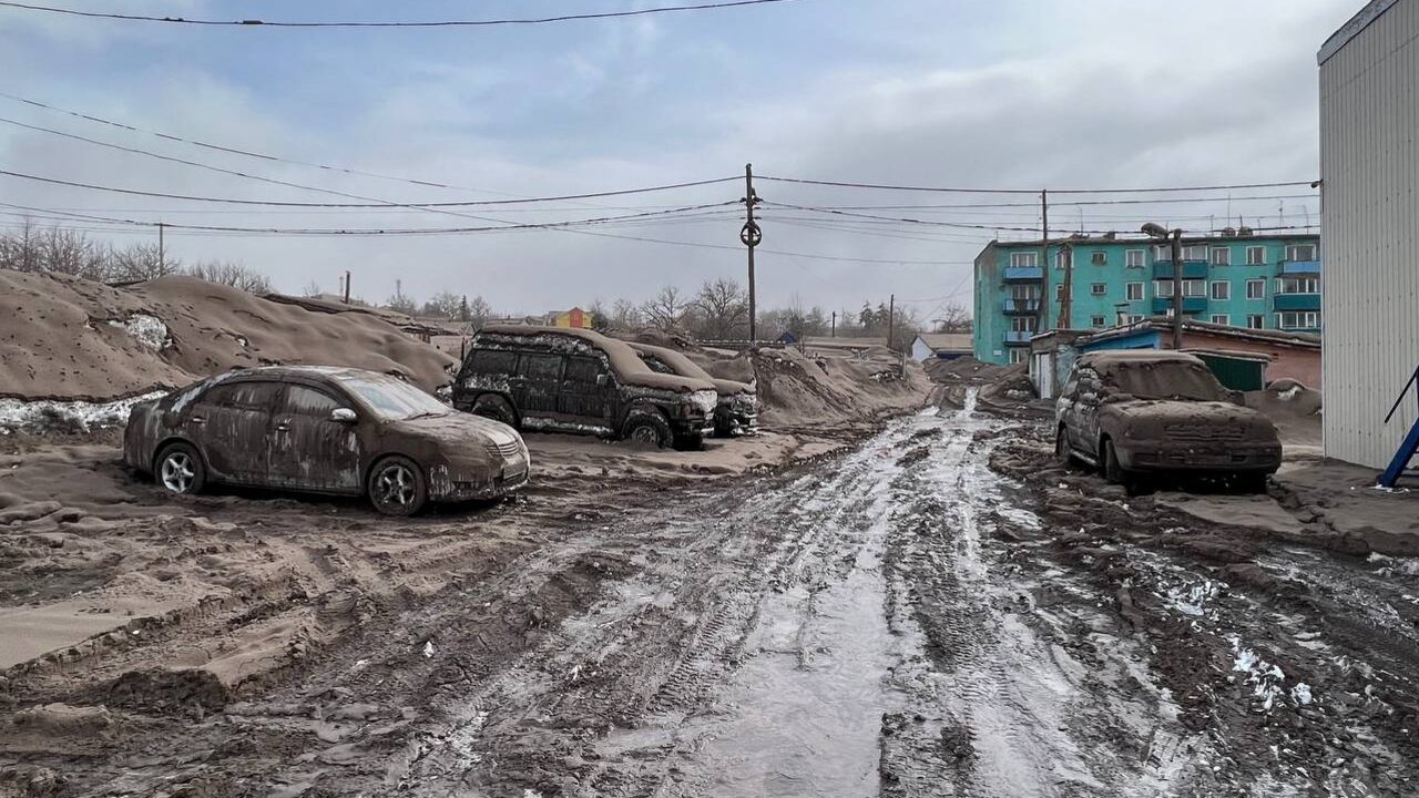 A view shows cars covered in volcanic dust following the eruption of Shiveluch volcano in the settlement of Klyuchi on the Kamchatka Peninsula, Russia April 11, 2023.