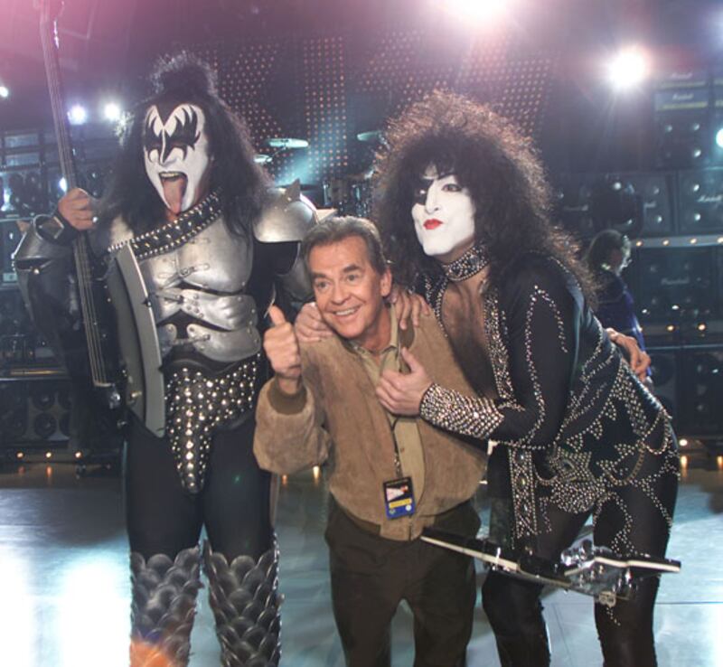 galleries/2012/04/18/remembering-dick-clark-classic-images-of-a-tv-icon-photos/dick-clark-kiss_jykbfx