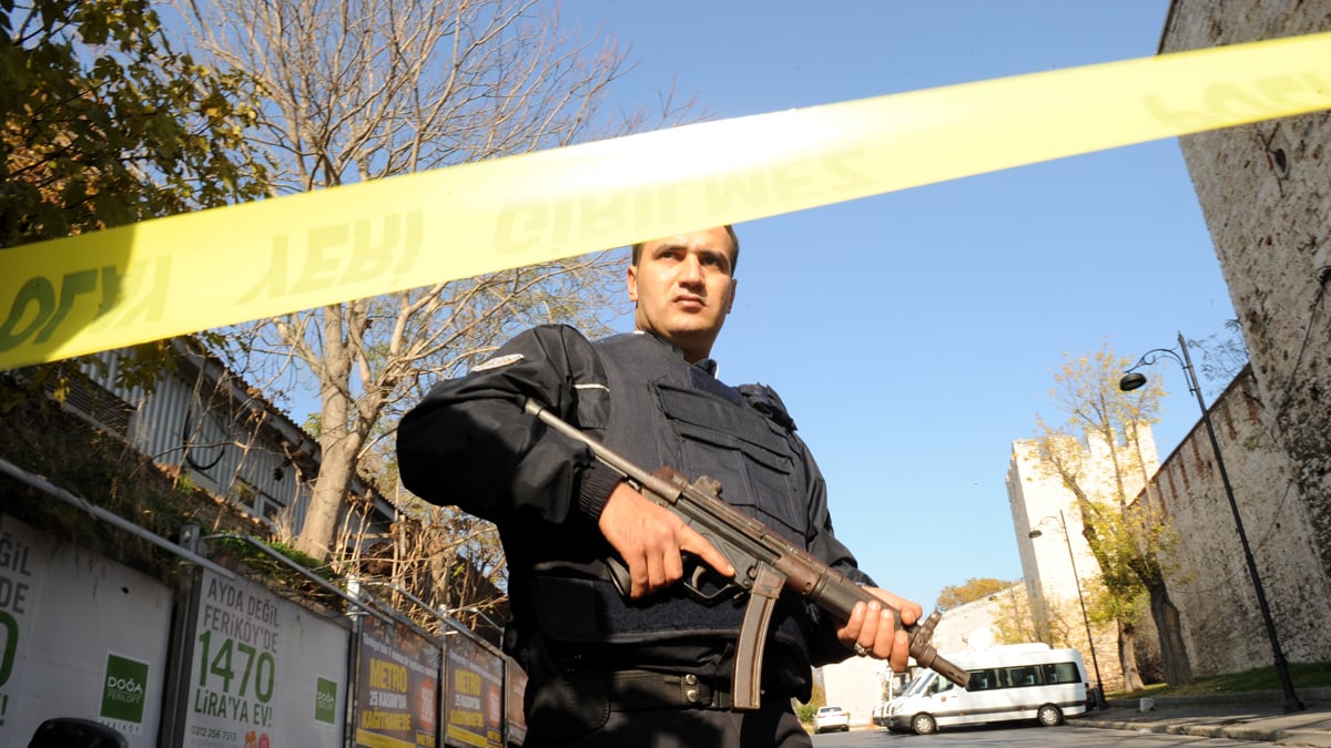 cheats/2011/11/30/gunman-injures-2-in-turkey/turkey-gunman-cheat_wj795m