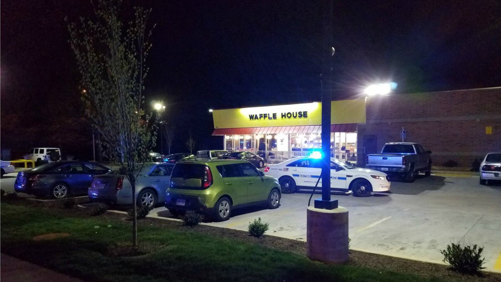 180422-nashville-waffle-house-shooting-cheat_lb9kcm