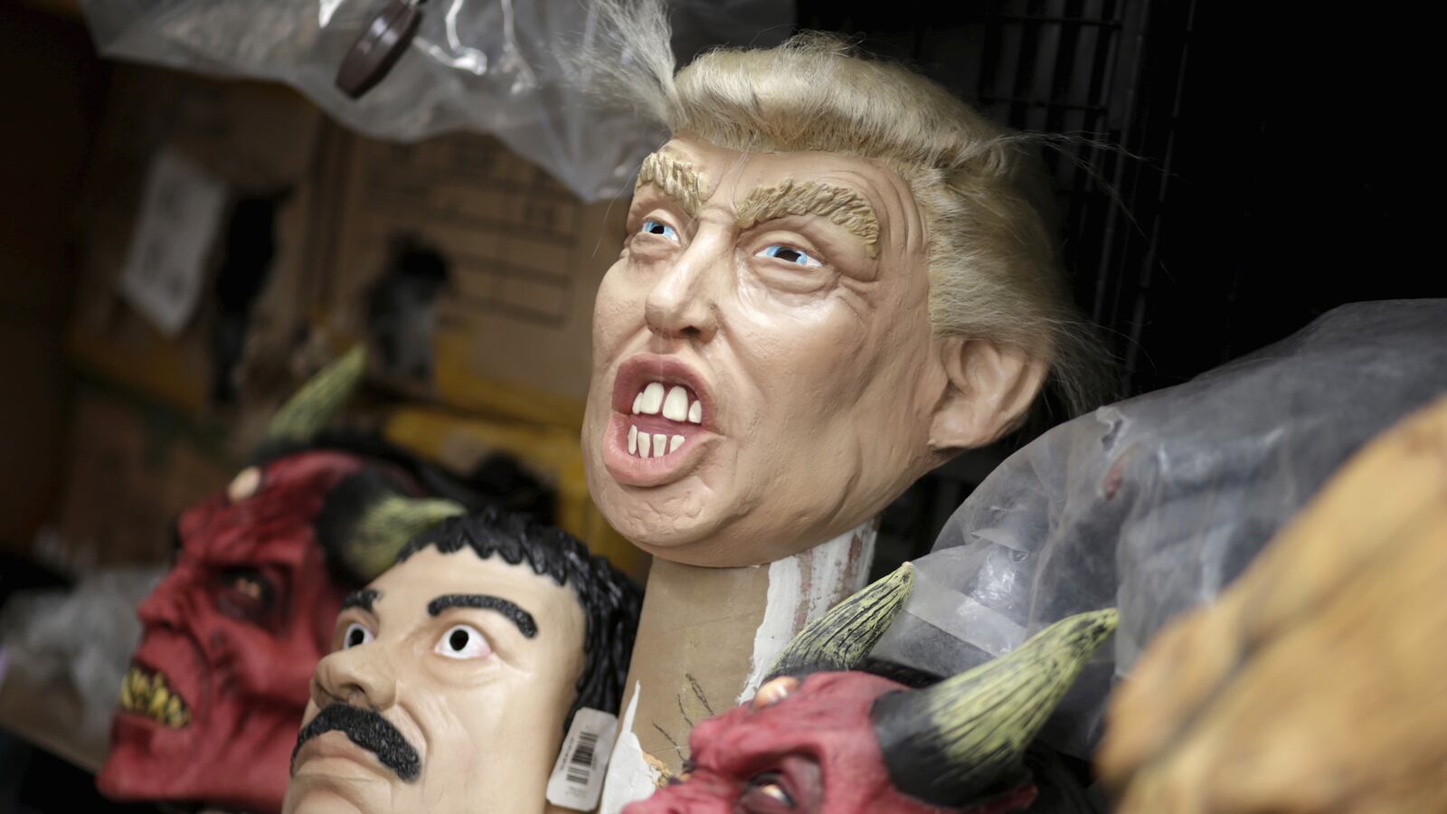 cheats/2015/10/15/trump-threatens-to-ditch-next-debate/151015-trump-cheat_vbjzye