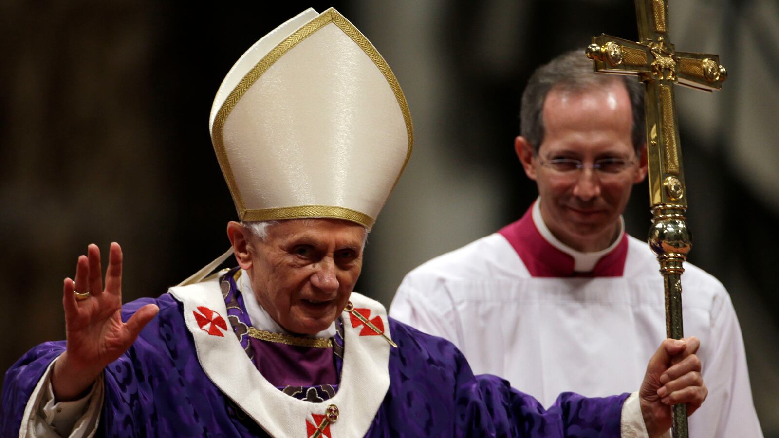 cheats/2013/02/14/vatican-pope-hit-his-head-recently/130214-pope-hit-head-mexico-cheat_bgvihu