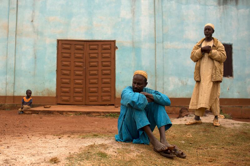 galleries/2014/02/08/the-week-in-photos-february-8-2014/140206-wip-men-looking-on_gsncuq