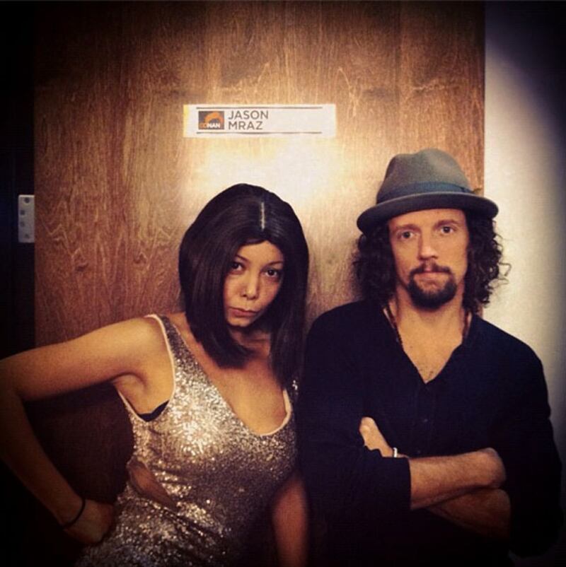 galleries/2012/08/05/kim-kardashian-mc-hammer-more-celebrity-twitter-pictures-photos/twitpics-120802-mraz_yh7bgc