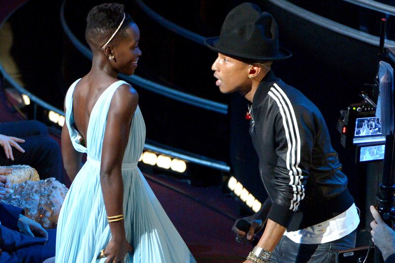 articles/2014/03/03/oscars-2014-best-moments-lupita-wins-pink-sings-one-epic-selfie/20140302-fallon-oscars_bbq2lr