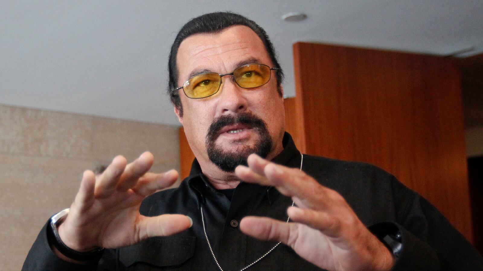 articles/2014/01/07/steven-seagal-and-5-other-celebs-who-flirted-with-running-for-office/140106-seagal-politics-jacobs-tease_rtl23x