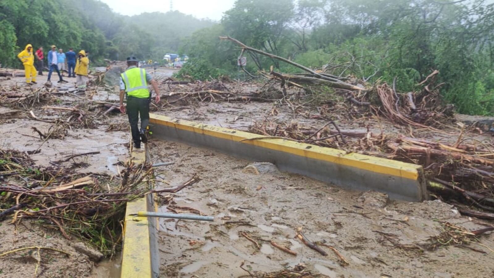 The highway that connects Chilpancingo with Acapulco is blocked by a mudslide.